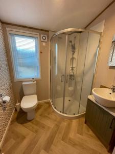 Et badeværelse på Eastgate Lodge with Hot Tub + 5 billeder