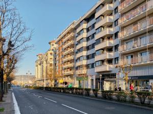 eine leere Straße vor einem Gebäude in der Unterkunft Nautiko by FeelFree Rentals in San Sebastián