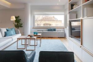 ein Wohnzimmer mit Sofa und Tisch in der Unterkunft Nautiko by FeelFree Rentals in San Sebastián