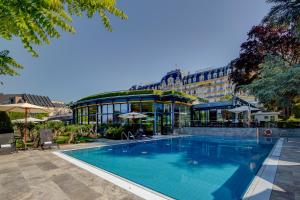 Bazén v ubytování Fairmont Le Montreux Palace nebo v jeho okolí