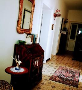 Zimmer mit einem Spiegel an der Wand und einem Tisch in der Unterkunft Ca' Giulia - Biennale - free wifi fiber in Venedig
