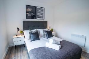 A bed or beds in a room at Kelham Gate Central Apartments Near Peaks Crucible Utilita Arena
