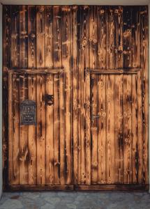 eine Holztür mit einem Schild drauf in der Unterkunft B&B Ziu Anacletu in Villaputzu