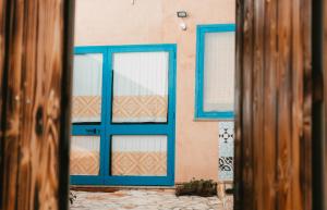 eine blaue Tür und Fenster auf einem Gebäude in der Unterkunft B&B Ziu Anacletu in Villaputzu