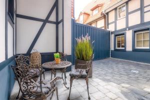 a patio with two chairs and a table and a table and chairs at Ferienwohnungen Ziesing am Schlossberg in Quedlinburg