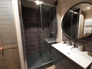 W łazience znajduje się prysznic, umywalka i lustro. w obiekcie Appartement Courchevel 1650, 4 pièces, 8 personnes - FR-1-514-61 w Courchevel