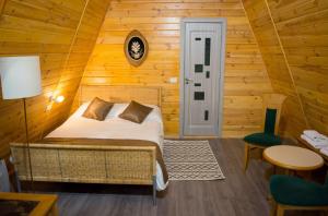 Posteľ alebo postele v izbe v ubytovaní Casute din lemn