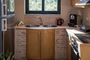 Nhà bếp/bếp nhỏ tại Villa Myrtia by PosarelliVillas