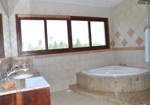 Ένα μπάνιο στο Villa Master Premium 5 Quartos Vista Mar - Area Gourmet +25 φωτογραφίες