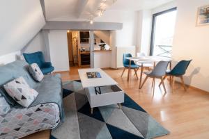 uma sala de estar com um sofá e uma mesa em Appartement rien que pour vous proche centre ville em Laval