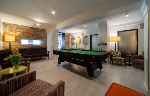 a living room with a pool table in it at Fala by Marena Wellness & Spa in Międzywodzie