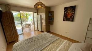 Postel nebo postele na pokoji v ubytování Martial Tropiques et Martial Coco & Plage, 2 Appartements refaits à neuf vue mer, Village de vacances à Ste Anne + 37 fotografií