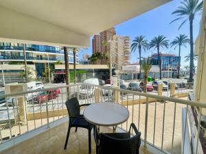 ベニドルムにあるRex Apartment Levante Beachの港の景色を望むバルコニー(テーブル、椅子付)