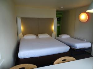 Кровать или кровати в номере Campanile Troyes Sud - Buchères