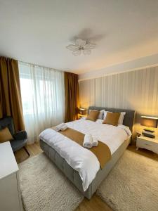 Un pat sau paturi într-o cameră la Apartament confortabil Alba Iulia