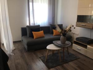 sala de estar con sofá y mesa en HOME Apartment, en Sopron