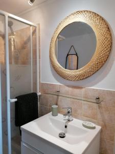 y baño con lavabo y espejo. en Studio au milieu d une oliveraie Le Mas de la huppe, en Tourrettes-sur-Loup