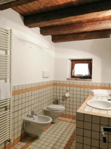 baño con 2 aseos y lavamanos en Cascina Belvedì, en Clanezzo