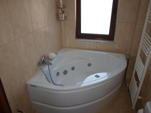A bathroom at Villa Helidoni
