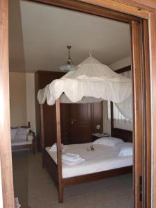A bed or beds in a room at Villa Helidoni