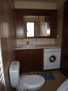 A bathroom at Villa Helidoni
