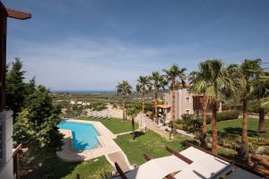Utsikt mot bassenget på Villa Kissos by PosarelliVillas eller i nærheten