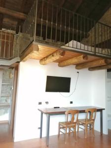TV a/nebo společenská místnost v ubytování Cascina Belvedì