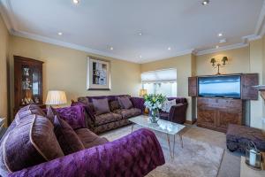 TV a/nebo společenská místnost v ubytování Hillhead House, 4* Rated NITB - Stunning Sea Views