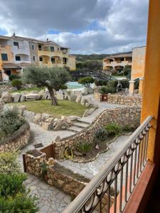 - un balcon offrant une vue sur le jardin dans l'établissement Borgo dei Mirti, à Santa Teresa Gallura