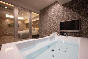 TV a/nebo společenská místnost v ubytování hotel brattostay ホテル ブラットステイ