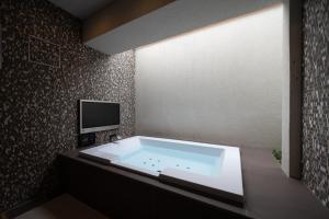 TV a/nebo společenská místnost v ubytování hotel brattostay ホテル ブラットステイ