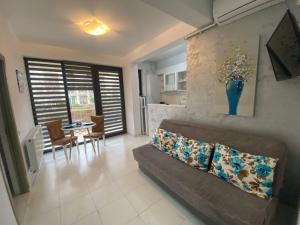 a living room with a couch and a table at Apartament Ella D25 Mackerel in Mamaia Sat/Năvodari