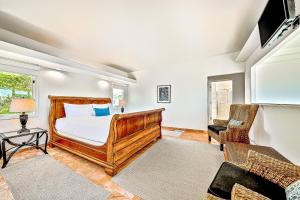 a bedroom with a bed and a couch at Sea Lane Sand Dollar in San Diego