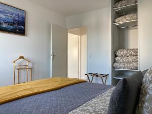 een slaapkamer met een bed en een kast bij Appartement standing 6 personnes Disneyland Paris in Serris