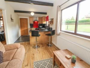 ein Wohnzimmer mit einem Sofa und einer Küche in der Unterkunft Bluebell Lodge in Saltburn-by-the-Sea