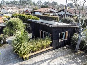 une maison noire avec un toit noir dans l'établissement Beach House, à Lège-Cap-Ferret