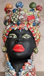 Dimore Albrunè في كاتانيا: تمثال لامرأة ترتدي غطاء الرأس