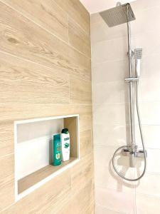 a shower niche in a bathroom with a shower curtain at SUNRISE ESQUINZO, paraíso de sol & playa & paz in Playa Jandia