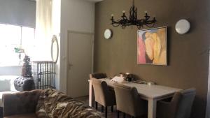 een woonkamer met een eettafel met stoelen bij Prinsenstraat 8 in Groningen