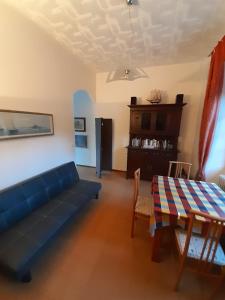 un soggiorno con divano blu e tavolo di casa ubaldo a Cannero Riviera