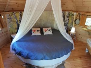 Postel nebo postele na pokoji v ubytování Ma cabane en Aveyron