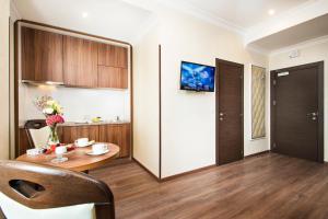 TV a/nebo společenská místnost v ubytování BonApart Hotel by UHM