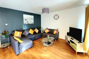 - un salon avec un canapé et une télévision dans l'établissement Milton House - Entire 3Bed House FREE WIFI & 4 FREE PARKING Spaces Serviced Accommodation Newcastle UK, à Newcastle upon Tyne