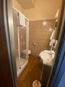 een badkamer met een douche, een toilet en een wastafel bij B&b Al Porto Novo in Bisceglie
