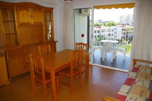 a dining room with a table and chairs and a balcony at Apartamento Princicasim 1 dormitorio in Benicàssim