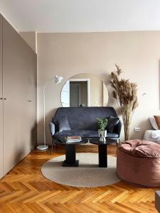 プリシュティナにあるEtern Stays - Zen Apartmentの黒いソファとテーブルのあるリビングルーム