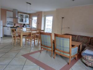 - une cuisine et une salle à manger avec une table et des chaises dans l'établissement Ferienwohnung A3, à Graal-Müritz