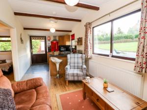 una sala de estar con un sofá y una mesa en Violet Lodge, en Saltburn-by-the-Sea
