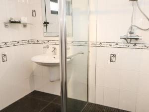 un baño con lavabo y ducha en Violet Lodge, en Saltburn-by-the-Sea 16 fotos más