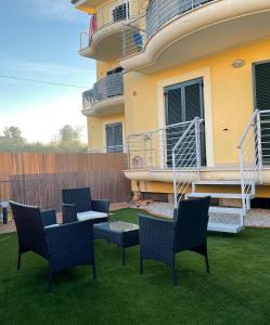 een patio met stoelen en een tafel voor een huis bij Residenza Punta Acquabella in Ortona